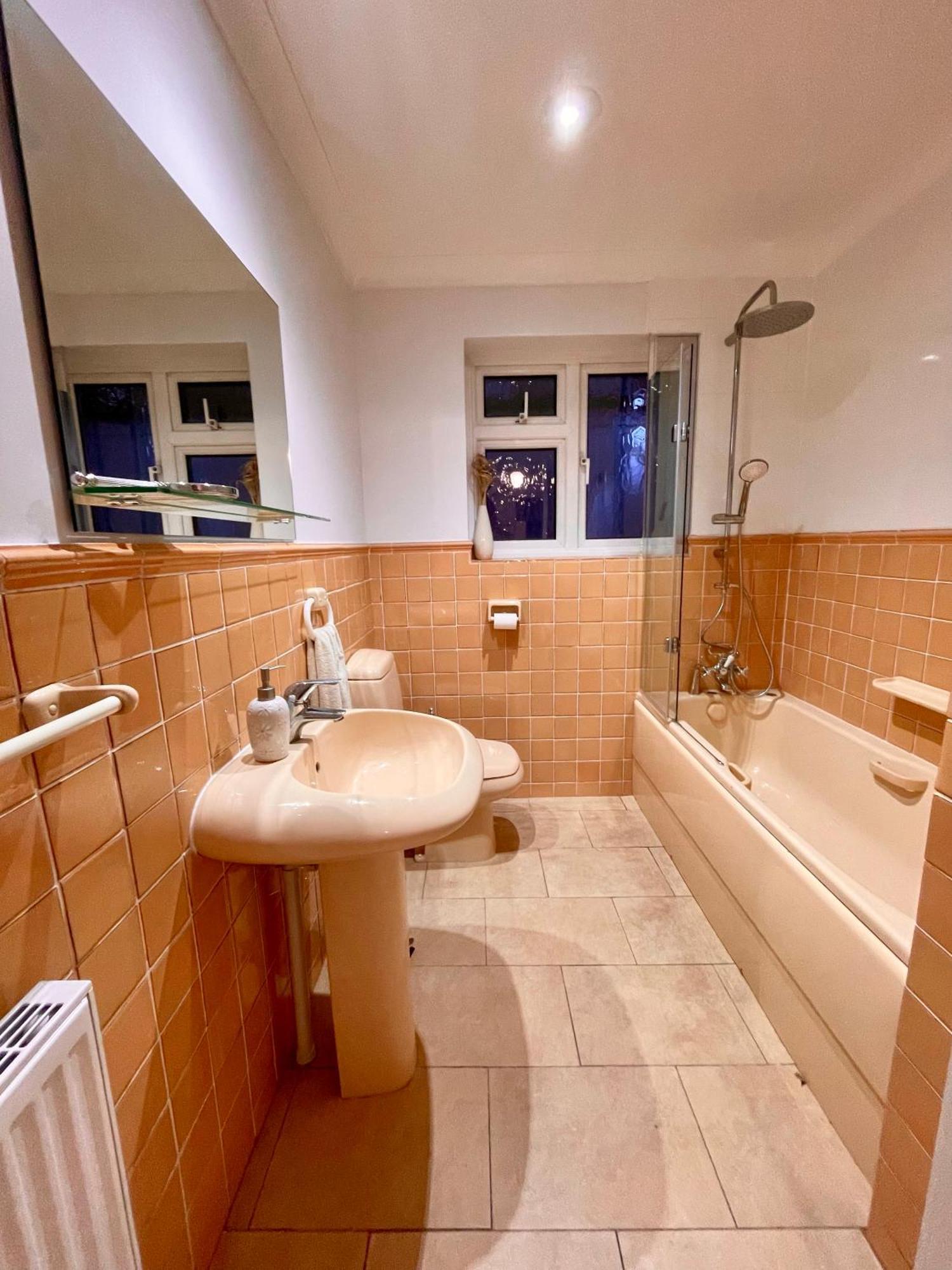 Charming Bournemouth House With Beautiful Spacious Gardens, 5 Min Drive To Beaches, Free Parking For 2-3 Cars Bagian luar foto
