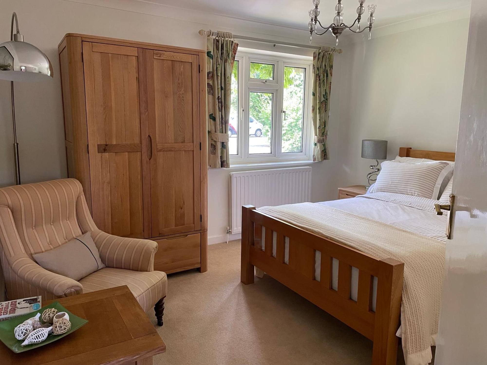 Charming Bournemouth House With Beautiful Spacious Gardens, 5 Min Drive To Beaches, Free Parking For 2-3 Cars Bagian luar foto