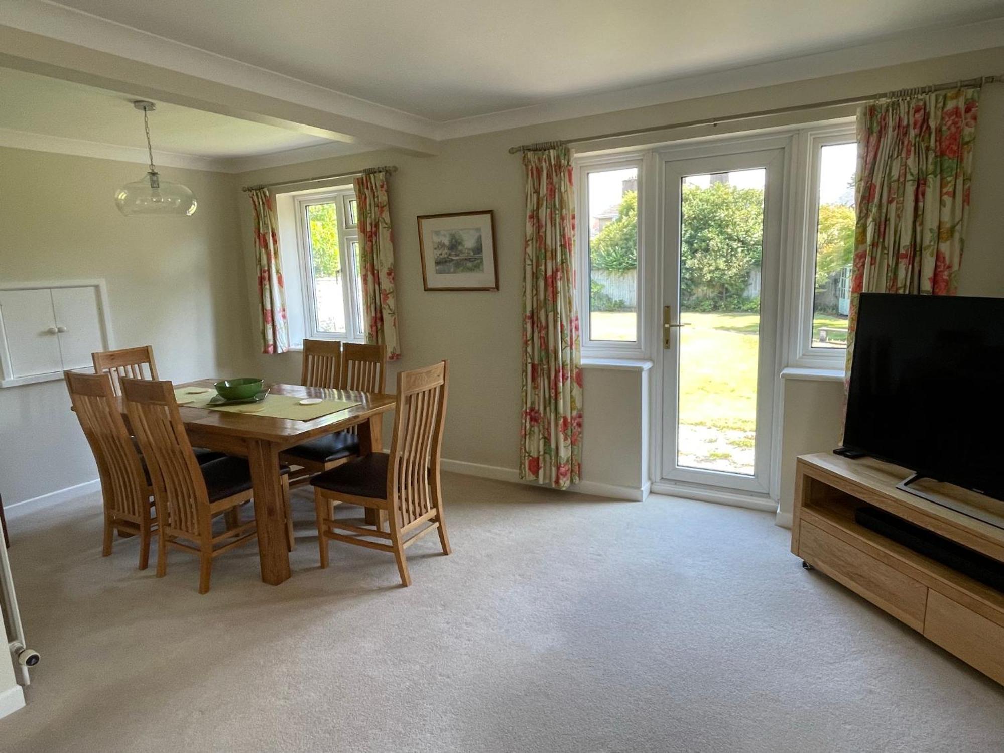 Charming Bournemouth House With Beautiful Spacious Gardens, 5 Min Drive To Beaches, Free Parking For 2-3 Cars Bagian luar foto